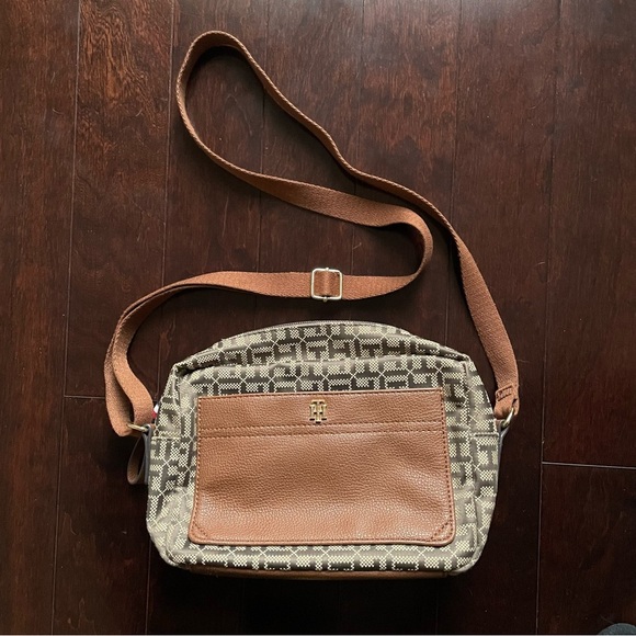 Tommy Hilfiger Handbags - Tommy Hilfiger Crossbody Purse Brown Tan